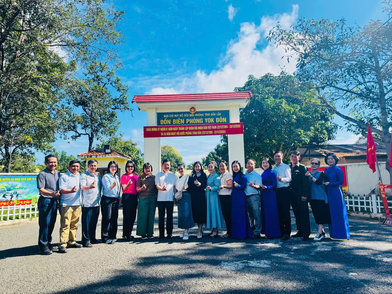 Đoàn công tác phường Thành Nhất thăm, chúc mừng đồn biên phòng Yok Đôn nhân kỷ niệm 81 năm Ngày thành lập Quân đội nhân dân Việt Nam (22/12/1944 – 22/12/2025) và 36 năm Ngày hội Quốc phòng toàn dân (22/12/1989 – 22/12/2025)